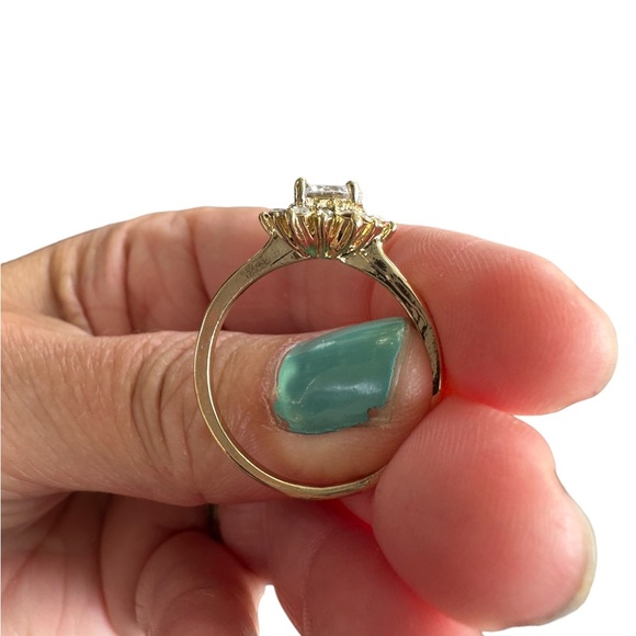 Gold and Zircon Diamond Flower Design Ring - Picture 6 of 9